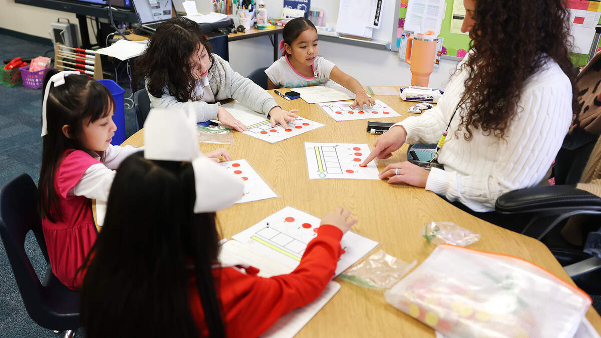 Kindergarten teacher Arselia Espinoza, right, works with students on identifying the words in a sentence during class at Cesar Chavez Elementary on Feb. 3, 2026, in Fort Worth.